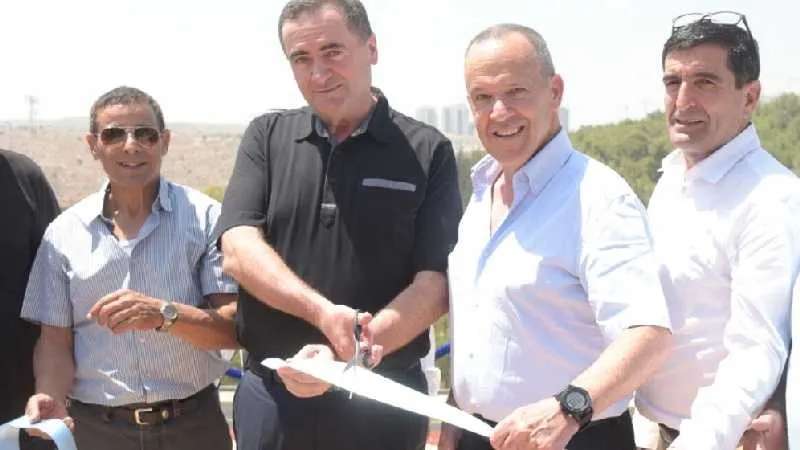 השר כץ בחברת ניסים פרץ, עודד שמיר ושלום בן משה. צילום: חברת נתיבי ישראל 