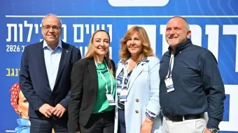 מימין: תומר ביטון, עפרה חן, אשרת עינב ואברהם (נובו) נובוגרוצקי, יו״ר התאחדות התעשיינים.