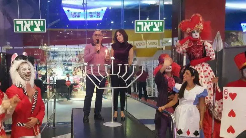 איריס הראל, סמנכ"לית משאבי אנוש והרצל אדלן, יו"ר ועד העובדים, בהדלקת נר חגיגית.