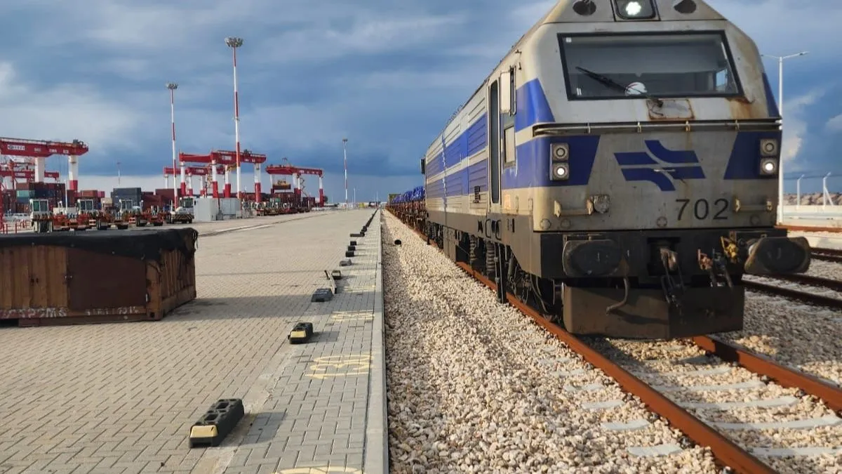 רכבת מטען במסוף הרכבת החדש בנמל המפרץ SIPG