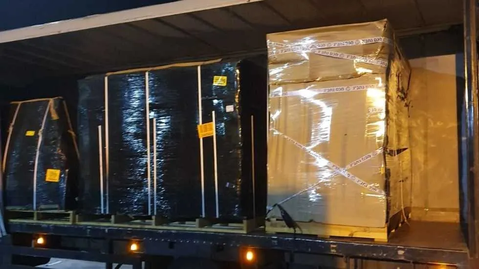 מטענים מחוץ לתיאטרון ירושלים. שיירה של משאיות 