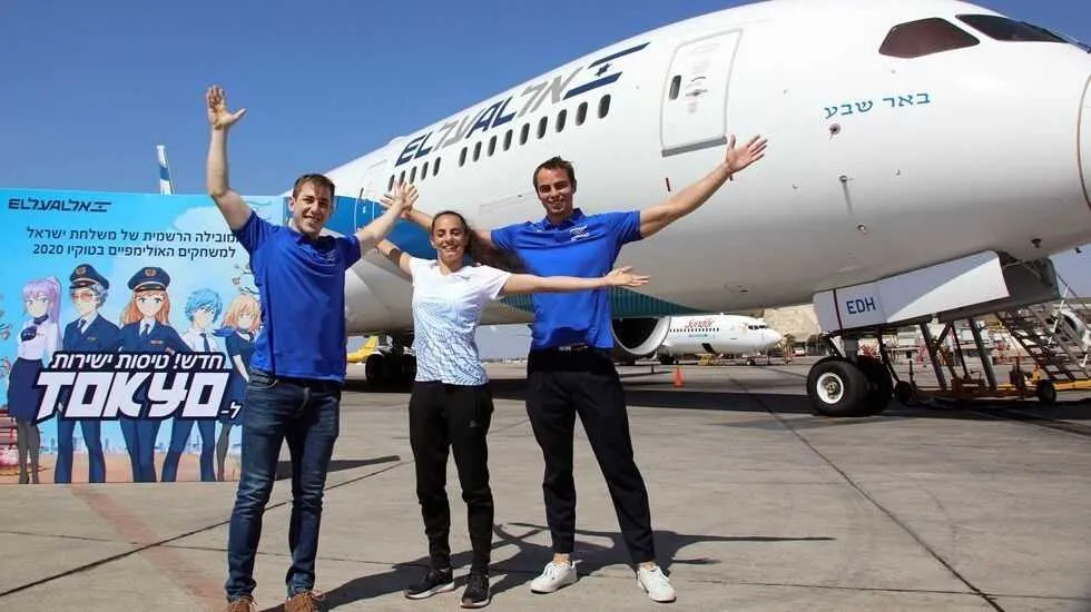 יעקב טומרקין, לינוי אשרם ויובל פרייליך על רקע מטוס הדרימליינר של אל על.