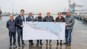 מימין: רונן סגל מתכנן מחוז חיפה, רותי שוורץ, יו״ר הוועדה המחוזית חיפה, אריאל ווטרמן, מהנדס עיריית חיפה היוצא, עמי שנער, אדריכל הפרוייקט, רפי אלמליח, יו״ר הוועדה הארצית לתכנון ובנייה, וארז בהריר, מנכ״ל נדל״ן וחזית הים בנמל חיפה