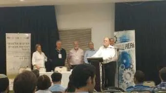 שלמה ברימן, מנכ"ל חברת נמלי ישראל, מקבל את הפרס  