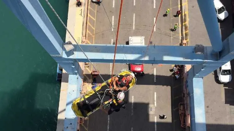 אלונקה רתומה לסנפלינג. צילום: דוברות נמל חיפה