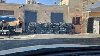 ארגזי סיגריות שנתפסו בלב ים. צילום: דוברות המשטרה ורשות המסים