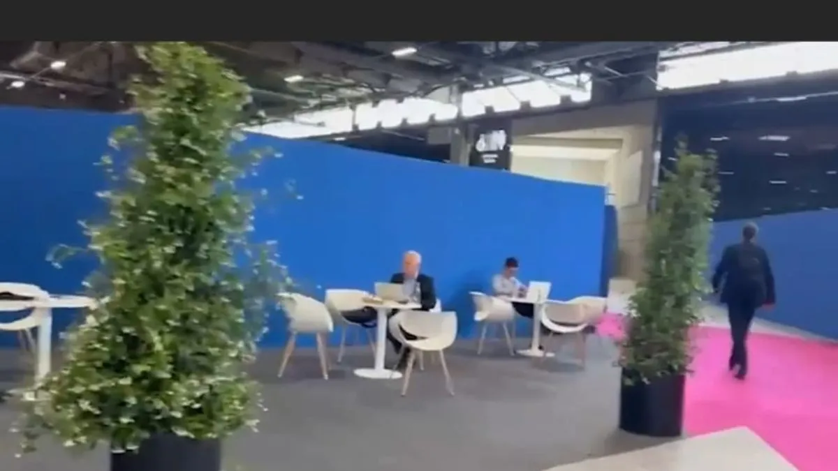 השטחים בכחול - הביתן שהיה מיועד לחברות ביטחוניות מישראל. הפך לפינת לאונג׳ ופינת קפה