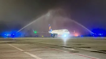 מטוס ישראייר מתקבל בשדה התעופה בווילנה. צילום: רשות שדות התעופה של וילנה