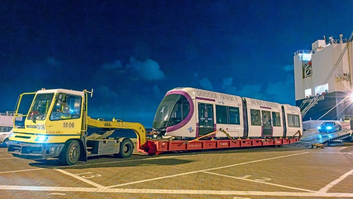 הקרונות הראשונים של הקו הסגול הגיעו לנמל חיפה