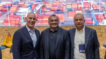 מימין: קפטן סאנדיפ מהאטה, מנכ״ל Adani Ports, אשוואני גופטה, מנכ״ל Adani Ports, ד״ר רון מלכא, יו״ר דירקטוריון חברת נמל חיפה