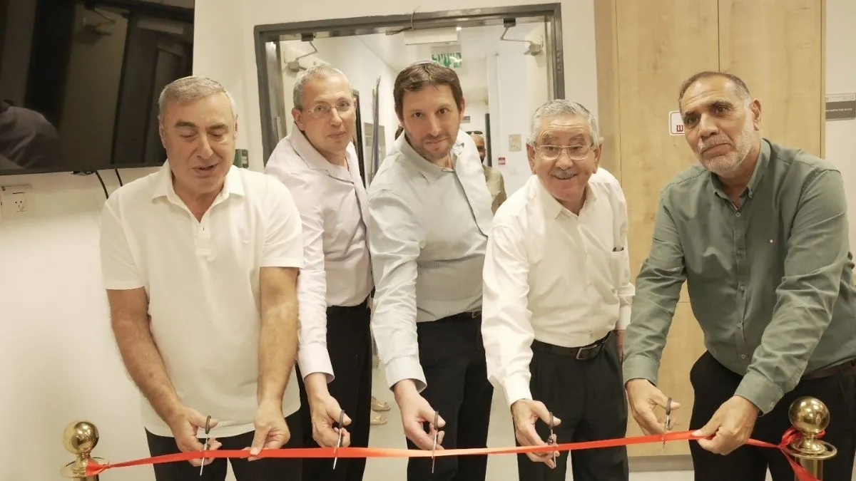 מימין: יוסוף אבו ג׳עפר, טלאל אל קרינאווי, דוד רוטנברג, שי אהרונוביץ׳ וואדים אבנשטיין בהשקת מרכז המידע והשירות החדש באזור תעשייה עידן הנגב. צילום: לאון ברודסקי