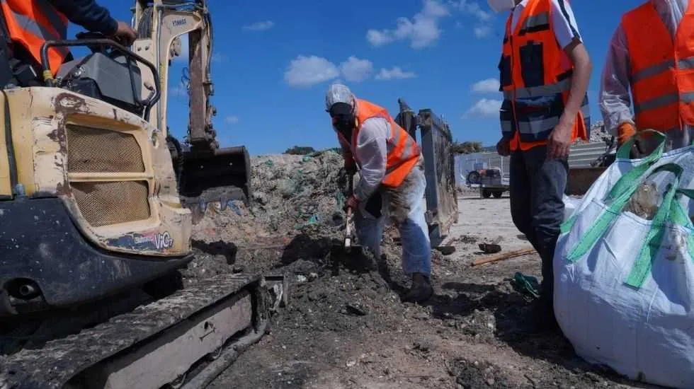  עבודות פינוי פסולת הזפת בעתלית. צילום: אלעד יעקב, לע״מ