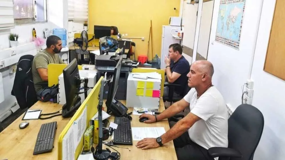 משרדי אליעז הובלות באשדוד. עובדים באווירה רגועה