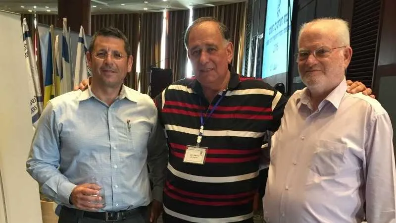 (מימין): עמוס גלעד, יונה יהב, דרור שטרום