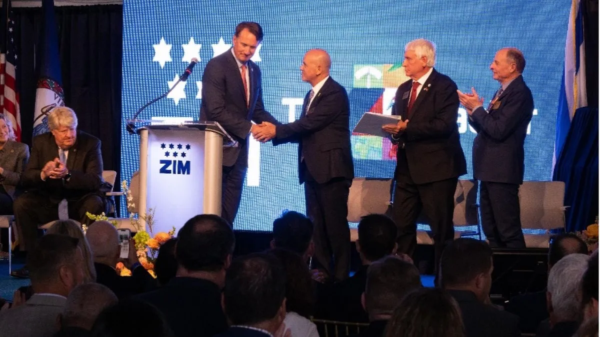 מימין: נסים יוחאי, נשיא צים ארה״ב; בובי דייר, ראש עיריית וירג׳יניה ביץ׳; אלי גליקמן, נשיא ומנכ״ל צים; גלן יאנגקין, מושל וירג׳יניה; שפרד מילר, שר התחבורה של וירג׳יניה