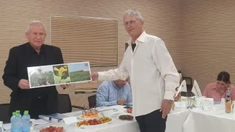 השר דיכטר וד״ר אייל ורדי. להשביח את ערך החקלאות