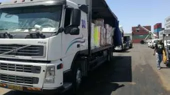 משאית של קבוצת עמית שהשתתפה במבצע הפצת הבגדים