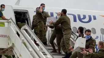 בתמונה: צוות הסיוע מוריד מהמטוס ציוד רפואי ביעד. צילום באדיבות משרד החוץ