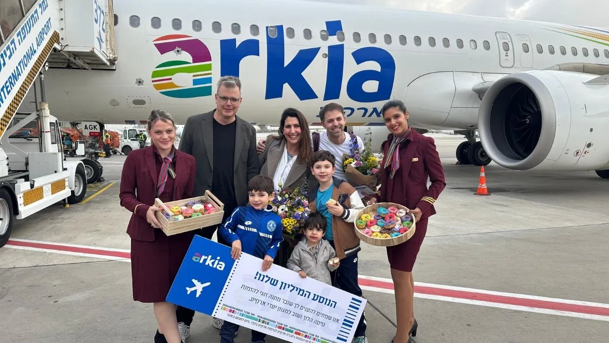 מנכ״ל ארקיע עוז ברלוביץ וממשפחת הנוסע המיליון. צילום: גיא בר-און