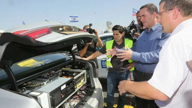 השר כץ באתר הניסויים אתמול. משקיעים משאבים 