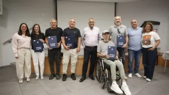 מימין: ענת כהן העובדת הסוציאלית, מישל ביטון,שמאל מגל, אבי משה ז"ל,  ניסן לוי מנכ"ל הנמל, יואב מלכה, קובי ביטון, רינת כהן קלנג וגלית אבן חיים