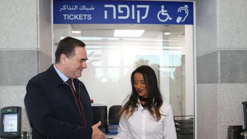 השר כץ בתחנת סבידור צילום: פז בר 