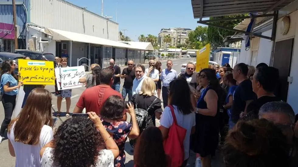 אבי אדרי (במרכז) בהפגנות של עובדי ארקיע בשלישי שעבר 