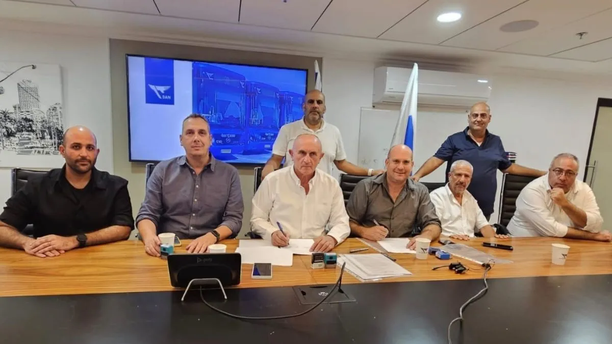 מעמד חתימת ההסכם בחברת דן