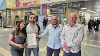 מימין: אבי זוהר-מנהל מעבר נהר הירדן, אורן עזר-מנהל תפעול המעבר, בני הזוג אבו יוסף
