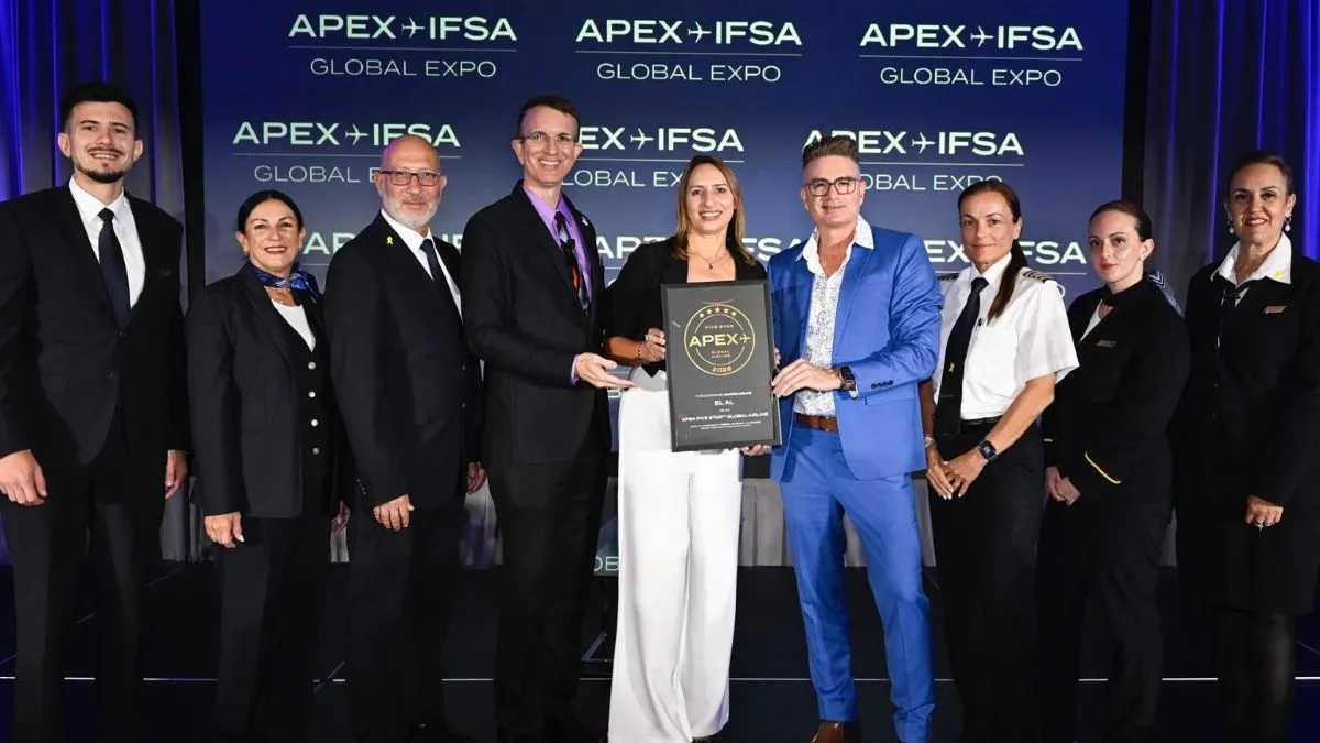 נשי אל על עם מנכ״ל APEX, ג׳ו לידר, לאחר קבלת הפרס