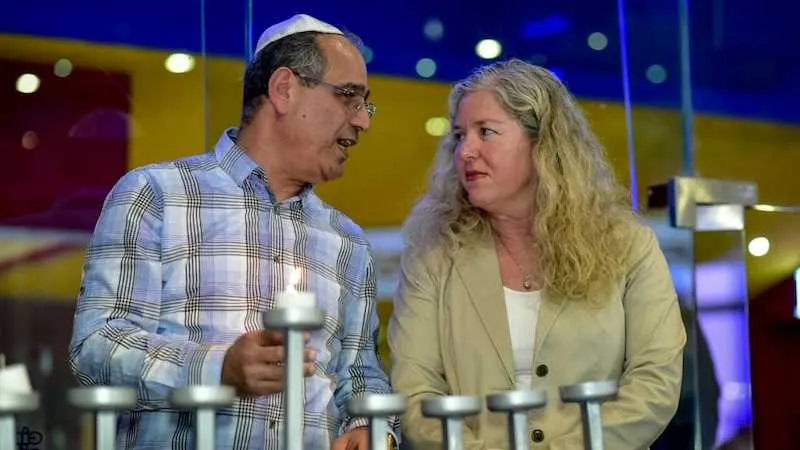 סיגל מנהיים קצוביץ' מנכ״לית DSV ישראל והרצל אדלן יו"ר ועד העובדים