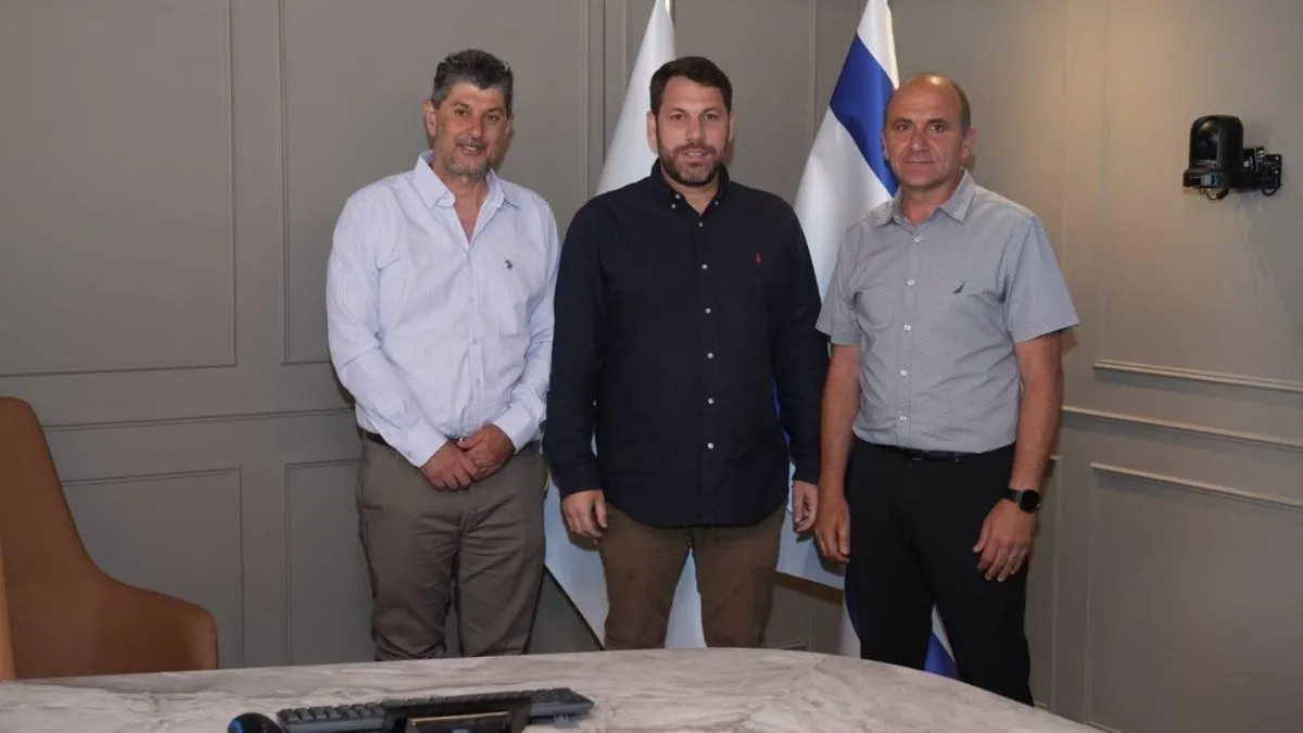 מימין: יו״ר חנ״י, חזי חאלאויה, משה בן זקן, מנכ״ל משרד התחבורה, ומנכ״ל חנ״י, פנחס צרויה 