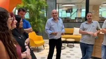 יוחנן פלץ, יו״ר הקבוצה, הבוקר במשרדי החברה החדשים במודיעין