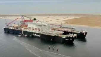 האנייה Pioneering Spirit בנמל רוטרדם