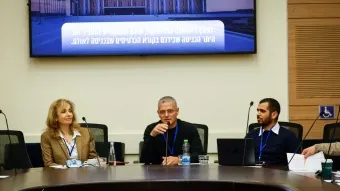 ח״כ אלון שוסטר בישיבת הוועדה הבוקר בכנסת