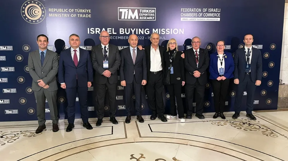 מימין אורקן סולאר נספח כלכלי של טורקיה בישראל אירית ליליאן שגרירת ישראל בטורקיה דוד קסטל נשיא לשכת המסחר חיפה ישראל שטיר סגנית נשיא איגוד לשכות המסחר אוריאל לין, נשיא איגוד לשכות המסחר מוסטפא גוטפה נשיא איגוד היצואנים הטורקי מהמט קיליכאיה מנכל משרד הכלכלה