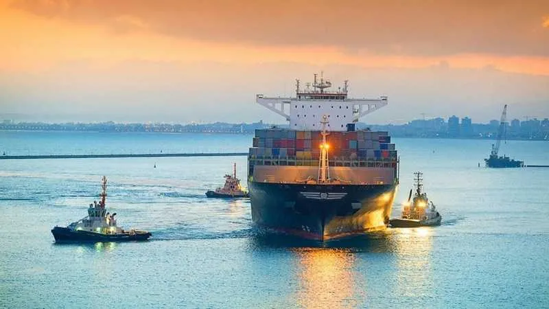 אניית MSC CRISTINA  מקבלת הכוונה משלוש גוררות בכניסה לנמל חיפה