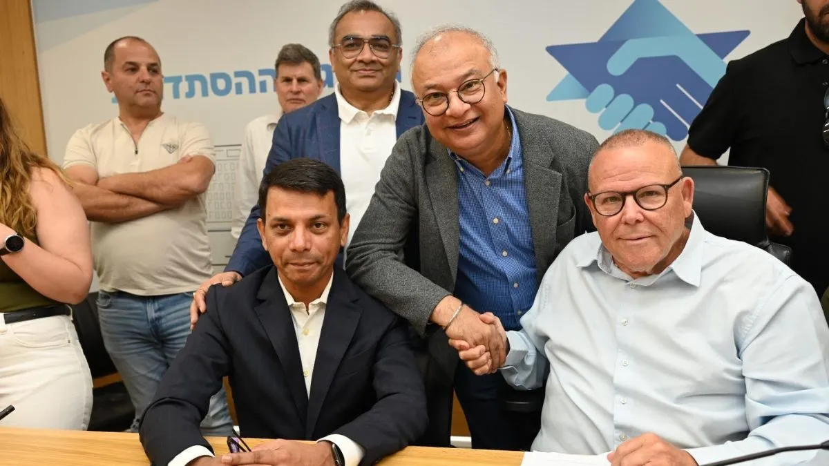 מעמד החתימה על ההסכם הקיבוצי בנמל חיפה באפריל השנה