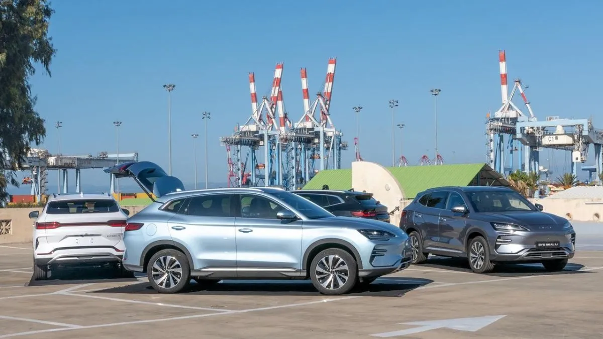 רכבים חשמליים תוצרת חברת BYD שנפרקו לאחרונה בנמל חיפה. בדרך ליבואנים