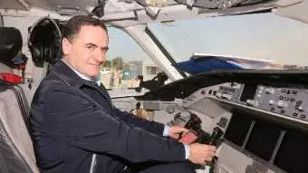 השר ישראל כ"ץ. מחזיק את מוט ההיגוי.