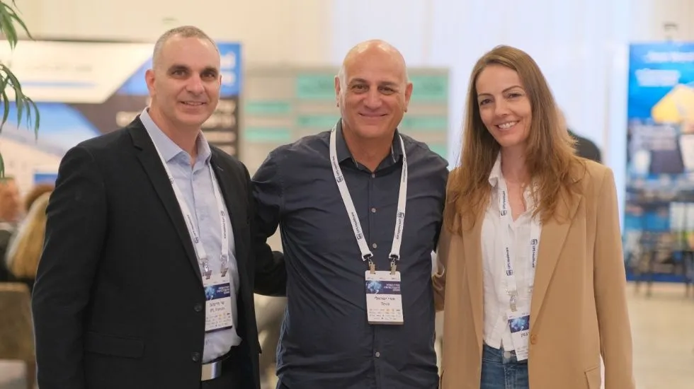 מימין: דבי ארגמן, אורי ישראלי ושי חיימוב, מנהל פורום IPL 