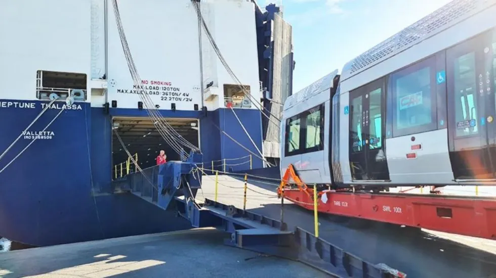 רכבת חשמלית מוטענת על אניית נפטון ליינס לטובת פרוקיט הרכבת הקלה בירושלים