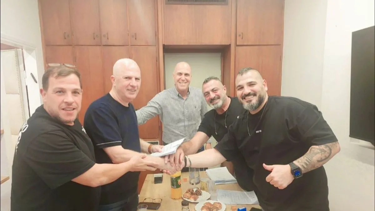 חברי וועד ממגורות בחברת שמעון סבח מהנהלת קבוצת מילניום, אתמול, בעת מעמד החתימה על ההסכם הקיבוצי החדש