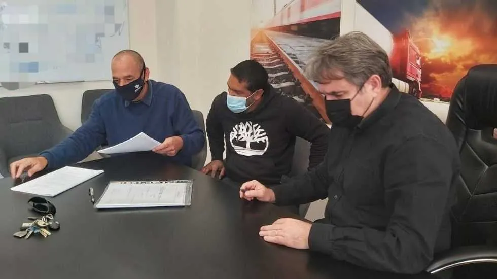 אבי אדרי חותם על הסכם קיבוצי חדש לעובדי התצפית בנמל אשדוד. בדרך להסכם הרפורמה