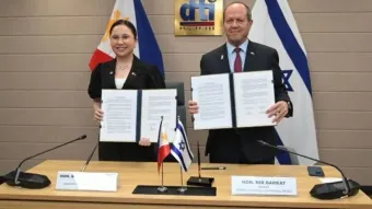 השר ברקת בפיליפינים לצד גב׳ קריסטינה רוקה