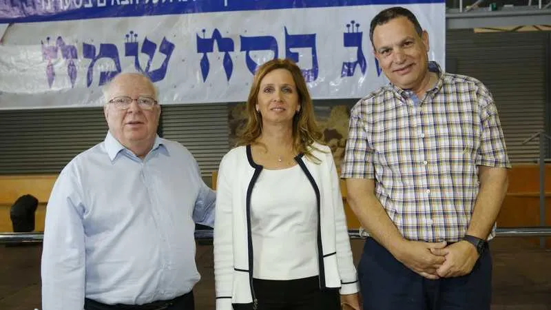 אורנה הוזמן בכור (במרכז) בחברת איציק בלומנטל (מימין) ויורם זבה (משמאל)