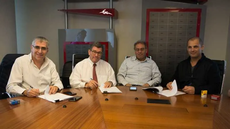 החתימה על ההסכם עם חברת מגה אור צילום: דפנה טלמון 