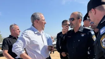 מנהל רשות המסים, שי אהרונוביץ׳ ומפכ״ל המשטרה דני לוי בתדרוך