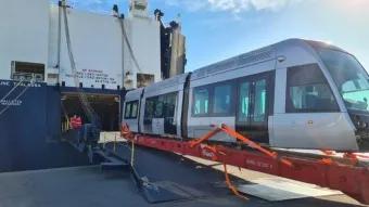 הרכבת מוטענת על אניית נפטון ליינס בנמל ברצלונה