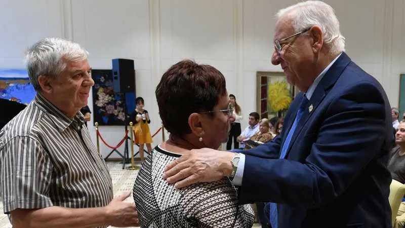 הנשיא ריבלין עם לובה ובוריס פלדמן הוריו של דוד פלדמן ז"ל